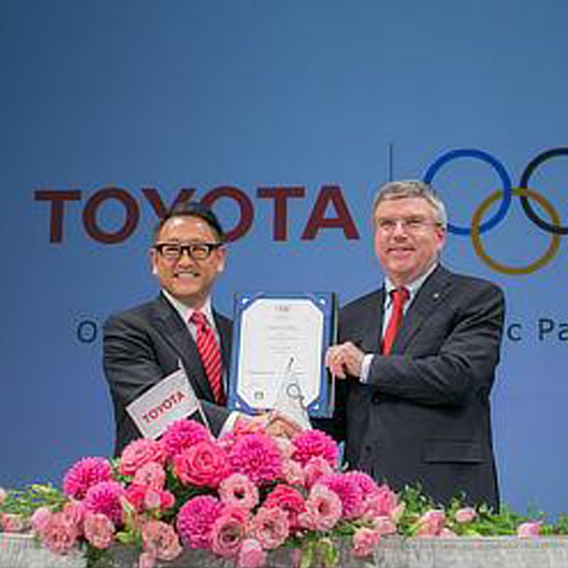 Akio Toyoda elnök és a NOB elnöke